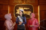 Putri Indonesia 2014, Elvira Devinamira (tengah) berbincang dengan istri Gubernur Jawa Timur, Nina Kirana Soekarwo (kiri) didampingi istri Wagub Jatim, Fatma Saifullah Yusuf (kanan) di Gedung Negara Grahadi, Jatim, Surabaya, Kamis (13/2). Elvira Devinamira yang berasal dari Surabaya, Jatim tersebut melepas rindu pada daerah asal yang diwakilinya dengan audiensi dengan istri Gubernur dan Wagub Jatim. Antara. FOTO M Risyal Hidayat/Koz/pd/14/Chan.