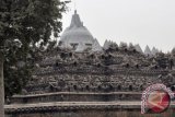 Candi Borobudur tampak berwarga abu-abu akibat tertutup abu vulkanik erupsi gunung Kelud di Candi Borobudur, Magelang Jateng, Jumat (14/2). Akibat hujan abu erupsi Gunung Kelud, sebanyak 73 stupa ditutup menggunakan terpaulin dan Candi Borobudur ditutup untuk umum sampai waktu yang belum ditentukan. ANTARA FOTO/Anis Efizudn