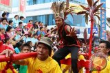 Sebanyak  600 tatung yang beraksi dalam pawai Cap Go Meh memulai Parade Tantung dari Stadion Kridasana kemudian menuju Jl. GS Lalang, berbalik ke Jl.P. Diponegoro, kemudian menuju Toapekong atau Kuil Tri Dharma Bumi Raya. Dari kuil ini, prosesi kemudian  berakhir di Jl. Niaga. Tatung adalah anggota masyarakat terpilih yang akan mengalami kerasukan atau 'trance' oleh roh para dewa. Dalam kondisi 'trance' mereka akan beratraksi selama pawai yang menggambarkan kedigdayaan para dewa mengusir roh jahat.  Foto MC Singkawang