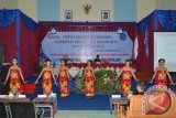 Sejumlah penari menampilkan tarian pada pembukaan rapat anggota tahunan (RAT) tahun buku 2013 di gedung pertemuan umum Sungai Ayak, Sekadau, Sabtu (22/2). Peserta RAT CU Usaha Kita tercatat sekitar 700 orang, memadati gedung pertemuan tersebut.  (Foto CUUK) 
