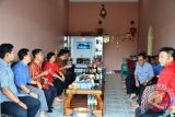 Rombongan Bupati Sekadau Simon Petrus sedang bersilaturahmi ke rumah seorang warga Tionghoa Sekadau, Miokang.  Ikut dalam rombongan Bupati yang bersilaturahmi ke warga Tionghoa untuk merayakan tahun baru Imlek, di antaranya Ny Scolastika SImon Petrus, Sekda Sekadau Yohanes Jhon dan istri, Ketua DPRD Aloysius, Dandim 1204 Sanggau, dan Kapolres Sekadau, serta putri sulung Bupati Desy Setiawati. (Foto Humas Pemkab Sekadau) 