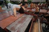 Kediri (Antara Jatim)  - Siswa SDN II membersihkan bangku dan kursi kelas IV dari pasir letusan Gunung Kelud di Kepung, Kediri, Jatim, Sabtu (22/2). Sejumlah sekolah di daerah Kecamatan Puncu serta Kepung masih belum melangsungkan proses belajar mengajar karena mengalami kerusakan dan sebagian masih digunakan untuk posko pengungsian. (FOTO Syaiful Arif/14/edy)