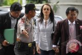 Artis Jennifer Dunn (kedua kanan) berjalan memasuki ruang tunggu setibanya di Gedung KPK Jakarta, Jumat (14/2). Jennifer diperiksa sebagai saksi terkait dugaan tindak pidana pencucian uang (TPPU) untuk tersangka Tubagus Chaeri Wardana alias wawan. ANTARA FOTO/Wahyu Putro A