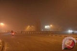 Suasana di Bundaran Tugu Deugulis Universitas Tanjungpura Pontianak, Rabu (5/2) pukul 04.00 WIB. Kabut asap pekat menyelimuti Kota Pontianak dalam seminggu terakhir seiring tiadanya hujan hampir sebulan. (Foto Antara Kalbar / Teguh Imam Wibowo)