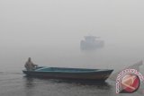 Dua kapal melintasi Sungai Kapuas yang dipenuhi kabut asap tebal di Pontianak, Kalbar, Rabu (5/2). Badan Lingkungan Hidup Kota Pontianak menyatakan bahwa saat ini kualitas udara di Pontianak masuk dalam kategori tidak sehat akibat kabut asap dari pembakaran lahan yang terjadi di 49 titik di sejumlah kabupaten di Kalbar. (ANTARA FOTO/Sheravim)
