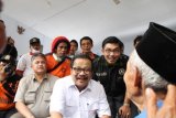 Blitar (Antara Jatim) - Gubernur Jawa Timur Soekarwo (Pakde Karwo) didampingi Bupati Blitar Herry Nugroho berdialog dengan salah satu pengungsi asal Desa Penataran di salah satu gedung SD di Desa Nglegok, Kecamatan Nglegok, Kabupaten Blitar, Jumat (14/2)Salah satu Gunung berapi teraktif di Pulau Jawa ini meletus pada Kamis (13/2) malam sekitar pukul 22.49 WIB dan menyebabkan ribuan warga di Blitar, Kediri, dan sebagian wilayah Kabupaten Malang mengungsi ke daerah aman. Foto Destyan Sujarwoko/14/Chan.