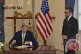 Menlu Marty Natalegawa (kanan) menyaksikan Menlu Amerika Serikat John F. Kerry (kiri) menandatangani buku tamu di Gedung Pancasila, Kemenlu, Jakarta, Senin (17/2). Pertemuan kedua menteri itu dalam rangka Sidang Komisi Bersama (Joint Commission Meeting/JCM) ke-4 dalam kerangka Comprehensive Partnership (CP) antara kedua negara yang membahas soal demokrasi dan masyarakat madani, keamanan, perdagangan dan investasi, pendidikan, perubahan iklim dan lingkungan hidup serta energi. ANTARA FOTO/Widodo S. Jusuf