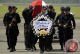 Sejumlah anggota Brimob Polda Bali mengusung peti jenazah Bharada Putu Satria Wirabuana setibanya di Bandara Ngurah Rai, Bali, Jumat (7/2). Bharada Putu Satria Wirabuana adalah anggota Brimob Polda Sulawesi Tengah yang gugur pada Kamis (6/2), dalam kontak senjata dengan kelompok sipil bersenjata di Poso.  ANTARA FOTO/Wira Suryantala/14.