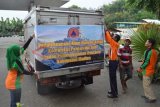 Madiun (Antara Jatim) - Sejumlah relawan dari Badan Penanggulangan Bencana Daerah (BPBD) Kab. Madiun menyiapkan bantuan dalam mobil boks di Nglames, Kab. Madiun, Minggu (23/2). Bantuan terdiri dari berbagai jenis kebutuhan pokok, slimut, tikar, peralatan mandi, air mineral dari BPBD dan komunitas pengusaha peduli bencana tersebut akan diserahkan kepada korban letusan Gunung Kelud di Kecamatan Kepung, Kediri. (FOTO Siswowidodo/14/edy)