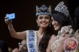 Miss World 2013 Megan Young (kiri) bersama Miss Indonesia 2013 Vania Larissa berfoto bersama malam puncak pemilihan "Miss Indonesia 2014" di Jakarta, Senin (17/2). ANTARA FOTO/Fanny Octavianus