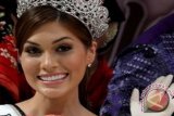 Miss Universe 2013, Gabriella Isler menunjukkan Bakpia buatannya saat mengunjungi sentra pembuatan Bakpia di Yogyakarta, Jumat (31/1). Kegiatan membuat Bakpia yang merupakan makanan khas Yogyakarta tersebut merupakan rangkaian kunjungan yang dilakukan oleh Miss Universe 2013 dan Putri Indonesia ke 2014 ke Yogyakarta. ANTARA FOTO/Noveradika