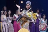 Finalis asal Sulawesi Barat, Maria AS Rahaja menyapa penonton usai dinobatkan menjadi Miss Indonesia 2014 usai menyingkirkan 33 finalis lainnya pada malam puncak kontes kecantikan itu di Jakarta, Senin (17/2). ANTARA FOTO/Fanny Octavianus