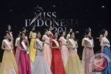 Para finalis tampil pada malam puncak pemilihan "Miss Indonesia 2014" di Jakarta, Senin (17/2). Sebanyak 34 finalis memperebutkan mahkota kontes kecantikan tersebut. ANTARAFOTO/Fanny Octavianus