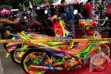 Sejumlah pengunjung melihat deretan motor modifikasi hasil kreasi mahasiswa teknik, di Serang, Banten, Sabtu (22/2). Pameran bertema 'Kreasi Motor Show' tersebut bertujuan menggali kreatifitas anak muda sekaligus sosialisai standar keselamatan pengendara dalam modifikasi motor. ANTARA FOTO/Asep Fathulrahman
