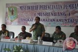 Amuntai, 4/2 - Bupati Hulu Sungai Utara Drs H Abdul Wahid membuka Musrenbang di Kecamatan Amuntai Utara, Senin (3/2). Wahid menepati janjinya untuk selalu menghadiri kegiatan Musyawarah Perencanaan Pembnagunan (Musrenbang) di 10 kecamatan untuk mensinergikan aparat pemerintah didaerahnya dalam menyusun dan merencanakan program pembangunan.(Foto Antara/eddy/humas)
     