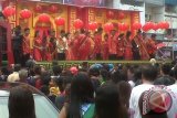 Ribuan warga tumpah ruah di jalan Tanjungpura dan jalan Gajah Mada atau kawasan pecinan Kota Pontianak menyaksikan atraksi ritual Naga serta Pawai Nusantara yang ditujukan untuk membersihkan kota dari pengaruh arwah jahat pada Jumat (14/2). (Foto Antara Kalbar / Andilala).