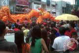 Ribuan warga tumpah ruah di jalan Tanjungpura dan jalan Gajah Mada atau kawasan pecinan Kota Pontianak menyaksikan atraksi ritual Naga serta Pawai Nusantara yang ditujukan untuk membersihkan kota dari pengaruh arwah jahat pada Jumat (14/2). (Foto Antara Kalbar / Andilala).