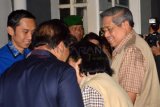 Madiun (Antara Jatim) - Presiden Susilo Bambang Yudhoyono (kanan) mendapat sambutan Sekjen Partai Demokrat yang juga puteranya sendiri, Edhie Baskoro Yudhoyono dan sejumlah pejabat sesaat turun dari atas Kereta Luar Biasa (KLB) yang membawaya dari Jakarta di Stasiun Madiun, Minggu (16/2). Presiden bersama Ibu Ani Yudhoyono dan sejumlah menteri transit di Madiun dan bermalam di Lanud Iswahjudi sebelum kemudian melanjutkan perjalanan dengan menggunakan mobil menuju Kediri untuk meninjau lokasi bencana Gunung Kelud pada Senin (17/2). FOTO Siswowidodo/14/Chan.