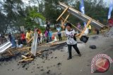 Peserta pemecahan rekor Muri bakar ikan terpanjang se-Indonesia melampiaskan kekecewaannya dengan membanting peralatan untuk membakar ikan di kawasan Pantai Panjang, Bengkulu, Sabtu (8/2). Upaya pemecahan rekor yang merupakan rangkaian dari puncak peringatan Hari Pers Nasional (HPN) di Bengkulu itu berjalan ricuh karena sebagian peserta tidak mendapat pasokan ikan laut yang akan dibakar. ANTARA FOTO/Andika Wahyu