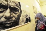 Pengunjung mengamati foto karya Greg Constantine pada pameran bertajuk Exiled to Nowhere: Burma's Rohingya di Galeri Cemara, Jakarta, Jumat (7/2). Pameran fotografi tersebut menampilkan karya foto yang menyoroti persekusi dan pelanggaran HAM terhadap kelompok tanpa kewarganegaraan Rohingnya di Burma, berlangsung hingga 16 Februari. ANTARA FOTO/Zabur Karuru