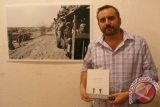 Pewarta Foto Amerika, Greg Constantine memegang buku karyanya yang berjudul sama dengan pamerannya Exiled to Nowhere: Burma's Rohingya pada pembukaan pameran foto di Galeri Cemara, Jakarta, Kamis (6/2) malam. Pameran foto itu menyoroti pelanggaran HAM terhadap kelompok minoritas muslim yang mengungsi dari Birma, berlangsung hingga 16 Februari. ANTARA FOTO/Dodo Karundeng