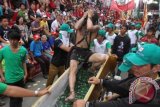 Seorang tatung beraksi di depan panggung utama Festival Tatung Singkawang 2014 di Singkawang, Kalbar, Jumat (14/2). Dalam perayaan Cap Go Meh tersebut, ratusan tatung melakukan pawai mengelilingi Kota Singkawang. ANTARA FOTO/Sheravim/jhw