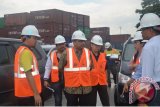 Banjarmasin, 20/2 - Salah satu direktur unilever Ramakrishnan Raghuraman dan Ivy Kamadjaja salah satu Chief Marketing dari PT Kamadjada Logistik berdialog dengan pihak Pelindo III Banjarmasin saat kunjungan ke lokasi penumpukan peti kemas di pelabuhan Trisakti, Kamis (20/2). Kunjungan diawali dengan acara diskusi dengan materi paparan dari Gusti Chaeruddin Manager terminal Multipurpose dan M. Helmi Manajer Terminal Petikemas yang memaparkan tentang kondisi pelabuhan Banjarmasin secara umum dan fasilitasnya.(Foto Antara/Asmuni K/humas)


   