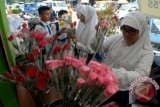 Sejumlah anak sekolah saat membeli bunga mawar di pasar lama, Tangerang, Banten, Selasa (11/02). Menjelang hari kasih sayang, penjual bunga kasih sayang tersebut menuai rejeki dan diperkirakan pada H-1 akan mulai ramai. ANTARA FOTO/Lucky.R/nym/2014.