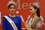 Miss Universe 2013, Gabriella Isler (kiri) berbincang dengan Putri Indonesia 2014, Elvira Devinamira (kanan) ketika kunjungan nya ke Xin Zhong School, Surabaya, Jatim, Minggu (2/2). Kegiatan tersebut merupakan serangkaian kunjungan di Indonesia. ANTARA FOTO/M Risyal Hidayat