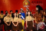 Miss Universe 2013, Gabriella Isler (empat kanan) didampingi Putri Indonesia 2014, Elvira Devinamira (tiga kanan) berbincang dengan siswa ketika kunjungan nya ke Xin Zhong School, Surabaya, Jatim, Minggu (2/2). Kegiatan tersebut merupakan serangkaian kunjungan di Indonesia. ANTARA FOTO/M Risyal Hidayat