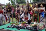 Sejumlah wartawan bersama seniman memakai kostum tokoh pewayangan melakukan tradisi jamasan alat peliputan dalam rangka Hari Pers Nasional 2014 di gandok seni Pondok Tingal, Borobudur, Magelang, Jateng, Kamis (6/2). Kegiatan seni budaya oleh Forum Jurnalis Magelang (FJM) bersama Komunitas Seniman Borobudur Magelang Indonesia (KSBI) tersebut sebagai kepedulian wartawan dalam menjaga dan melestarikan seni budaya tradisional. ANTARA FOTO/Anis Efizudin