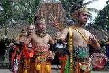 Sejumlah wartawan memakai kostum tokoh pewayangan sambil membawa kamera saat dilaksanakan prosesi jamasan alat peliputan dalam rangka Hari Pers Nasional 2014 di gandok seni Pondok Tingal, Borobudur, Magelang, Jateng, Kamis (6/2). Kegiatan seni budaya oleh Forum Jurnalis Magelang (FJM) bersama Komunitas Seniman Borobudur Magelang Indonesia (KSBI) tersebut sebagai kepedulian wartawan dalam menjaga dan melestarikan seni budaya tradisional. ANTARA FOTO/Anis Efizudin