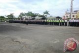 Tanjung,  7/3 - Sebanyak 162 personil Polres Tabalong, 35 anggota linmas dan Kodim 1008/Tanjung mengikuti apel penyerahan linmas  dalam rangka pengamanan pemilu 2014 yang digelar di halaman kantor dewan. Apel penyerahan linmas dipimpin Bupati Tabalong, Rachman Ramsyi sekaligus digelar simulasi pengamanan  pemilu serta penandatanganan penyerangan linmas ke Polres Tabalong oleh Kapolres Tabalong, AKBP Didik Sudaryanto dan Bupati Tabalong, Rachman Ramsyi.. Foto;ANTARA/Herlina Lasmianti