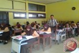 Tanjung, 8/3 - Puluhan siswa tingkat SMP di Tabalong mengikuti olimpiade sains nasional bidang MIPA dan IPS, Sabtu di SMP Negeri 1 Tanjung. Sebanyak 175 siswa SMP mengikuti olimpiade yang dilaksanakan kementerian pendidikan  dengan rincian bidang matematika 43 orang, biologi  44 orang, fisika 44 orang dan IPS 44 orang. Hasil olimpiade ini sebagai seleksi mengikuti olimpiade sain nasional tingkat propinsi pada 19:April 2014.Foto:ANTARA/Herlina Lasmianti