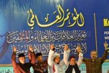 Situbondo (Antara Jatim) - Dari kiri ke kanan tampak Direktur Eksekutif Conference of Islamic Scholars (ICIS) Nasihin Hasan, Intelektual muda NU Cholil Nafis, Pengasuh Pondok Pesantren Salafiyah Syafi'iyah KHR. Ahmad Azaim Ibrahimy, Duta Besar Libya Shodiq Muhammad Bin Shodiq dan Duta Besar Syiria Bassam Khatib mengangkat tangan usai membacakan rekomendasi hasil Konferensi Internasional Ulama dan Cendekiawan Muslim ( International Conference of Islamic Scholars) di Pondok Pesantren Salafiyah Syafi'iyah Sukorejo, Banyuputih, Situbondo, Jawa Timur, Minggu (30/3). Konferensi tersebut melahirkan pemikiran dan rekomendasi, di antaranya tentang pentingnya meningkatkan ekonomi umat Islam di seluruh penjuru dunia untuk kemandirian dan terlepas dari ketergantungan pihak asing. (FOTO Seno/14/edy)
