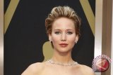 Jennifer Lawrence terjatuh di karpet merah Oscar