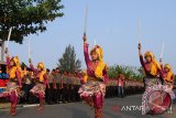 Para penari Aceh menampilkan Tarian Pedang saat penyambutan Kapolda Aceh yang baru, Brigjen Pol Husein Hamidi, di Banda Aceh, Selasa (4/3). Tarian pedang yang ditampilkan pada acara penyambutan tamu pejabat dan tamu negara mengandung makna perjuangan para laskar Cut Nyak Dhien tempo dulu yang hingga kini terus dilestarikan dalam budaya Aceh .<br />
ANTARAACEH.COM/Ampelsa/14