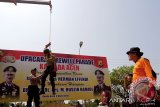 Tim SAR Polda Aceh turun menggunakan tali dalam latihan kemampuan personil pada pertolongan korban bencana di Mapolda Aceh, Banda Aceh, Rabu (5/3). Polda Aceh mempersiapkan ratusan personil SAR yang memiliki kemampuan dalam pertolongan bencana dan selain tugas utama mereka menjaga keamanan.<br />
ANTARAACEH.COM/Ampelsa/14