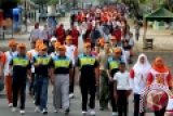 Ribuan peserta mengikuti jalan santai ketika kampanye pemilu damai di Lhokseumawe, Aceh, Minggu (9/3). Jalan santai yang diselenggarakan jalan santai Komisi Independen Pemilihan (KIP) serentak di 23 kabupaten/kota di Aceh itu dalam rangka mensosialisasikan pemilu damai, menghentikan pertikaian antar partai politik serta mengajak masyarakat memberikan hak suaranya pada pemilu 9 April mendatang. ANTARA FOTO/Rahmad/ss/Spt/14<br />
9/3/2014 14:30
