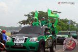 Iring-iringan kendaraan partai politik mengikuti karnaval kampanye damai keliling kota  di Banda Aceh, Sabtu (15/3). Karnaval pemilu damai keliling kota partai politik itu mengawali kampanye terbuka di Aceh yang berlangsung hingga 5 April.ANTARAACEH.COM/Ampelsa/14