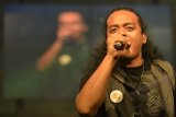 Penyanyi dan pencipta lagu Nur Bayan tampil dalam acara Konser Amal Untuk Kelud di Jakarta, Minggu (9/3) malam. Musisi Peduli Indonesia dan Artha Graha Peduli bekerja sama menggelar Konser Amal Untuk Kelud dengan menampilkan sekitar 32 musisi, penyanyi dan kelompok musik lintas generasi di mana seluruh hasil donasi yang terkumpul dalam acara tersebut akan disumbangkan untuk pemulihan para korban dan pengungsi letusan Gunung Kelud. ANTARA FOTO/Widodo S. Jusuf/Asf/pd/14.