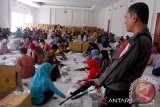 Para pekerja melipat kertas suara pada hari terakhir di gedung Informasi dan Teknologi Learning  Center di Banda Aceh, Kamis (20/3). Pelipatan kertas suara DPR-RI,DPRK dan DPD RI itu memasuki tahap final dan akan dilanjutkan pengepakan dan penyegelan kota suara sebelum didistribusikan ke tingkat kecamatan menjelang akhir Maret.ANTARAACEH.COM/Ampelsa/14