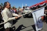 Gubernur Maluku Said Assagaff melepas pawai kampanye Pemilu 2014 yang berlangsung di Lapangan Merdeka, Ambon, Maluku, Sabtu (15/3). Pawai bersama untuk mengawali pelaksanaan tahapan kampanye tersebut diikuti para calon anggota legislatif DPR RI, DPRD Provinsi Maluku dan DPRD Kota Ambon serta calon anggota DPD RI. ANTARAFOTO/izaac mulyawan/pd/ed/pd/14