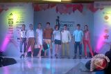 Model pamerkan busana casual  di Palembang Fashion Week