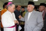 Ketua Umum Majelis Ulama Indonesia (MUI) Din Syamsuddin (kedua kanan) bertemu Uskup Amboina Mgr Petrus Canisius Mandagi MSC disela-sela Musyawarah Daerah (Musda) V MUI Provinsi Maluku yang dipusatkan di Islamic Center Ambon, Maluku, Sabtu (22/3). ANTARAFOTO/izaac mulyawan/ed/14