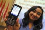 Petugas menunjukkan pesan singkat (SMS) tentang sosialisasi pelaksanaan Pemilu 2014 yang baru diluncurkan di Kementerian Komunikasi dan Informatika, Jakarta, Senin (24/3). Komisi Pemilihan Umum (KPU) dan Kementerian Komunikasi dan Informatika (Kominfo) meluncurkan layanan SMS Pemilu 2014, yang akan dilsebarkan ke 270 juta nomor seluler di Indonesia, yang bertujuan mengajak masyarakat untuk menggunakan hak pilih mereka pada tanggal 9 April mendatang. ANTARA FOTO/Yudhi Mahatma/ss/mes/14