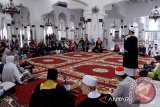 Jamaah pengajian Al Falah, Negeri Selangor, Malaysia, saat mengunjungi Mesjid Raya Baiturrahman, di Banda Aceh, Sabtu (29/3). Jamaah Al Falah negeri Selangor berjumlah sekitar 80 orang datang ke Aceh untuk menunaikan nazarnya, yakni khatam Al-Qur'an di Mesjid Raya Baiturrahman, Banda Aceh sekaligus mempererat silaturrahmi.ANTARAACEH.COM/Ampelsa/14