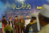 Situbondo (Antara Jatim) - Intelektual muda NU Cholil Nafis (tengah), membacakan rekomendasi hasil Konferensi Internasional Ulama dan Cendekiawan Muslim ( International Conference of Islamic Scholars), didampingi Direktur Eksekutif Conference of Islamic Scholars (ICIS) Nasihin Hasan (kiri), Pengasuh Pondok Pesantren Salafiyah Syafi'iyah KHR. Ahmad Azaim Ibrahimy (kanan), Duta Besar Libya Shodiq Muhammad Bin Shodiq (dua kiri) dan Duta Besar Syiria Bassam Khatib (empat kiri) di Pondok Pesantren Salafiyah Syafi'iyah Sukorejo, Banyuputih, Situbondo, Jawa Timur, Minggu (30/3). Konferensi tersebut melahirkan pemikiran dan rekomendasi diantaranya, tentang pentingnya meningkatkan ekonomi umat islam diseluruh penjuru dunia untuk kemandirian dan terlepas dari ketergantungan pihak asing.
ANTARA FOTO/Seno/14.    