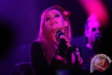 Penyanyi pop punk asal Kanada Avril Lavigne tampil dalam konser tunggalnya bertajuk" Avril Lavigne On Tour" di Istora Senayan, Jakarta, Rabu (12/3). Avril Lavigne membawakan 18 lagu di antaranya yang menjadi hits dunia Complicated, I'm With You, Losing Grip, My Happy Ending. ANTARA FOTO/Teresia May/Asf/pd/14.