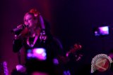 Penyanyi pop punk asal Kanada Avril Lavigne tampil dalam konser tunggalnya bertajuk" Avril Lavigne On Tour" di Istora Senayan, Jakarta, Rabu (12/3). Avril Lavigne membawakan 18 lagu di antaranya yang menjadi hits dunia Complicated, I'm With You, Losing Grip, My Happy Ending. ANTARA FOTO/Teresia May/Asf/pd/14.